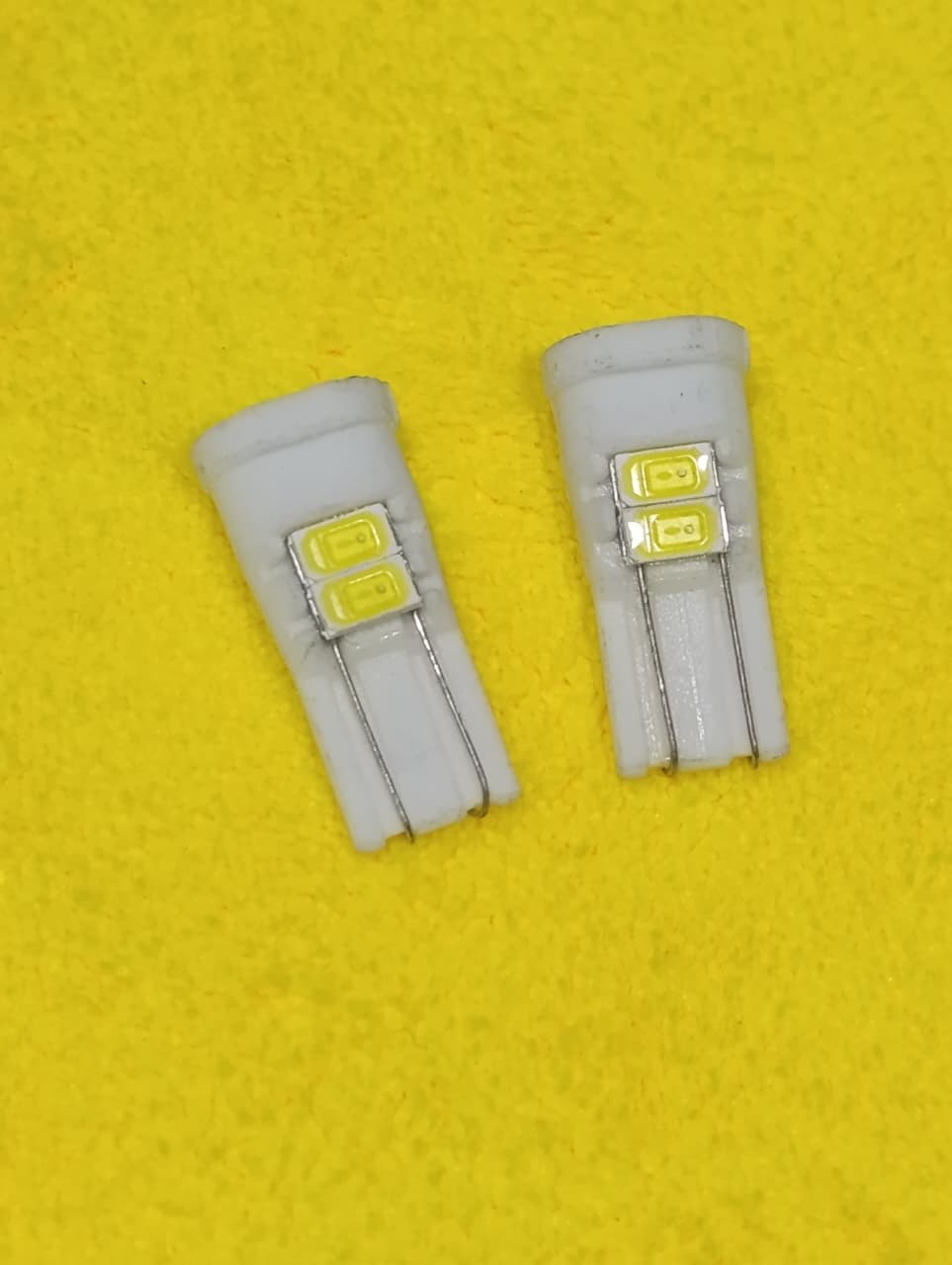 PARKING BULB T10 CERAMIC BASE 6 SMD PATHAR BULB CARMODS.PK 03033335888 T10 Ceramic Base LED Parking Bulbs / 6 SMD PATHAR BULB WHITE LIGHT - Image 1